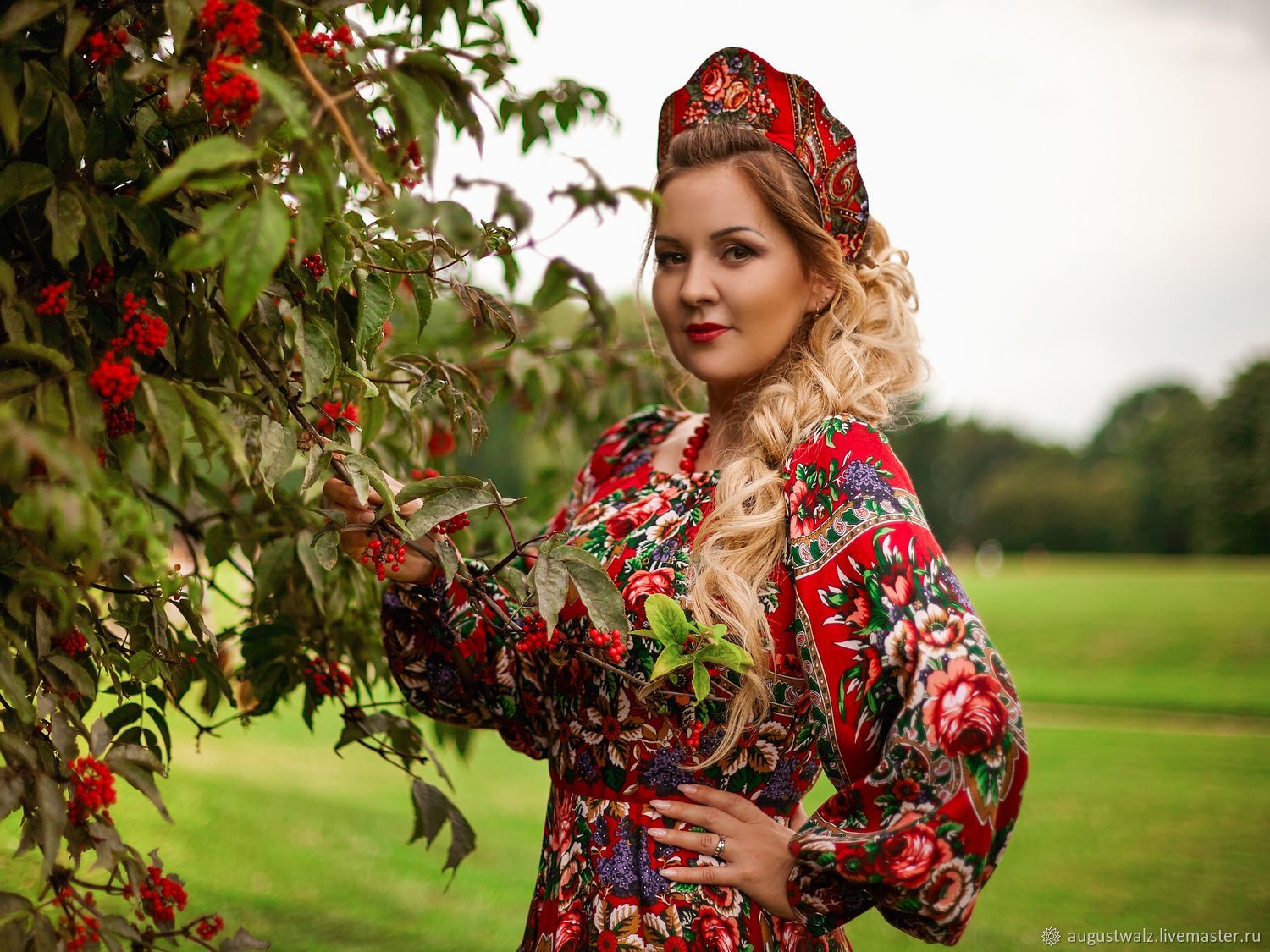 Women in Slavic costumes in Leeds