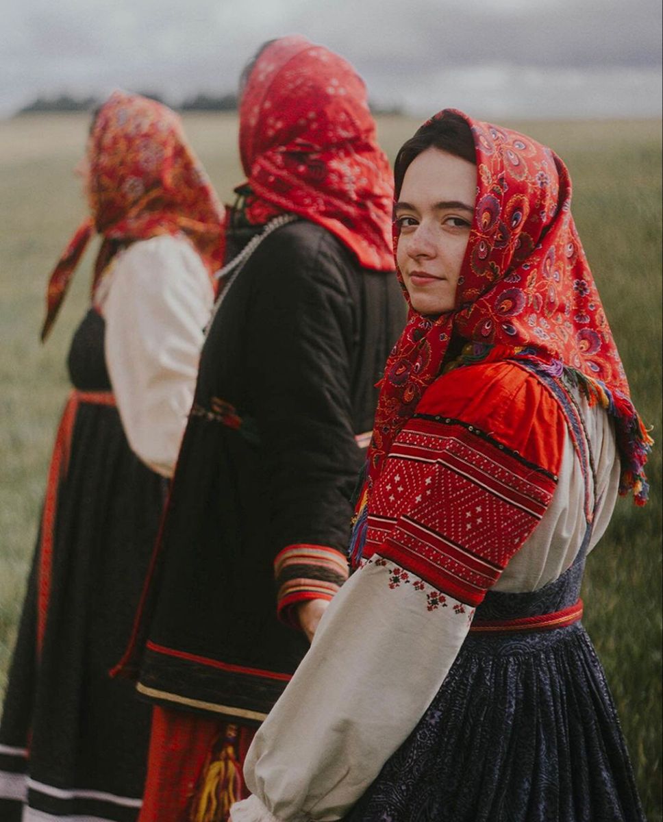 Women in Slavic costumes in Leeds