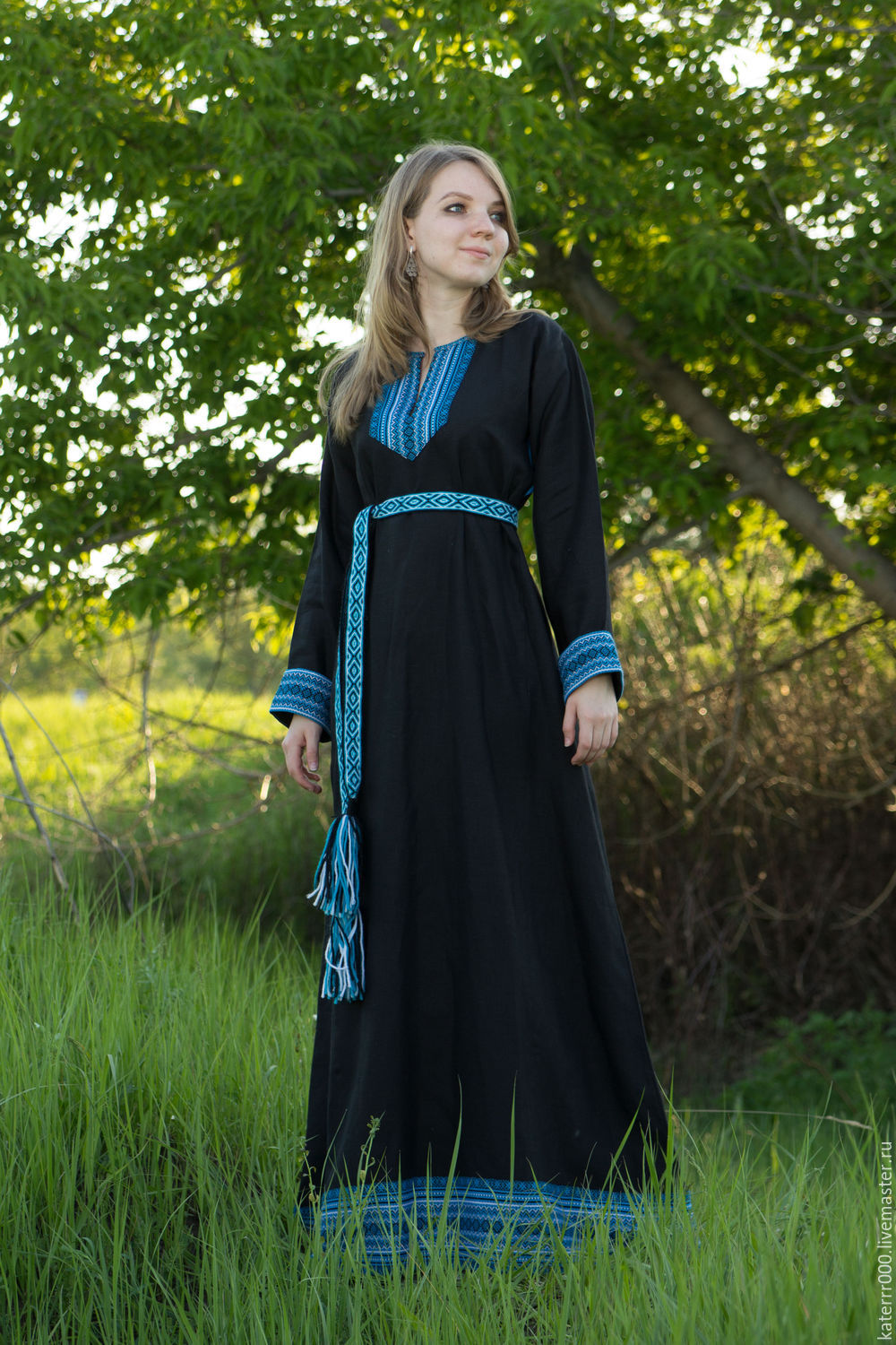 Women in Slavic costumes in Leeds